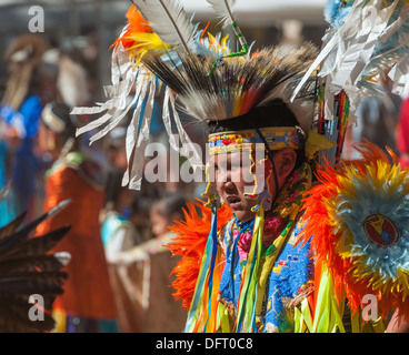 Les jeunes Amérindiens Chumash, adultes, danseur d'herbe à l'Inter Tribal 2013 Pow Wow, Live Oak, Santa Ynez Valley, Californie Banque D'Images