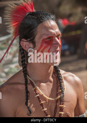 Native American man Chumash avec full regalia dance à l'Inter Tribal 2013 Pow Wow, Live Oak, Santa Ynez Valley, Californie Banque D'Images