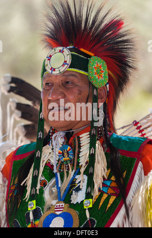 Native American man Chumash, danseur d'herbe, à la tribu 2013 Pow Wow, Live Oak camp, Santa Ynez Valley, Californie Banque D'Images