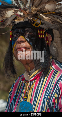 Native American man Chumash, danseur d'herbe, à la tribu 2013 Pow Wow, Live Oak camp, Santa Ynez Valley, Californie Banque D'Images