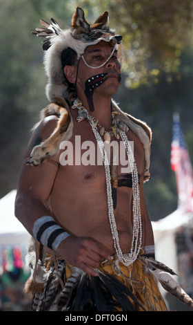 Native American man Chumash, à l'Inter Tribal 2013 Pow Wow, Live Oak camp, Santa Ynez Valley, Californie Banque D'Images