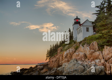 Bass Harbor Lighthouse au crépuscule dans l'Acadia National Park dans le Maine. Banque D'Images