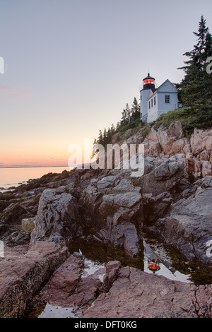 Bass Harbor Lighthouse au crépuscule dans l'Acadia National Park dans le Maine. Banque D'Images