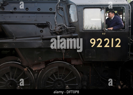 Locomotive vapeur 92212 avec conducteur de train dans fenêtre sur les Bluebell Railway Banque D'Images