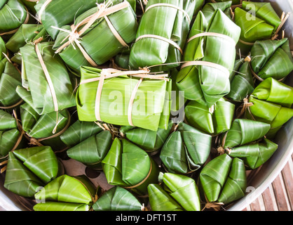 Khao tom mad est un dessert traditionnel thaïlandais fait à partir de riz gluant, le lait de coco, le sucre et les bananes , envelopper de feuilles de banane. Banque D'Images