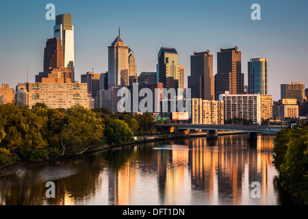 Philadelphia skyline reflétée dans Schuylkill River Banque D'Images