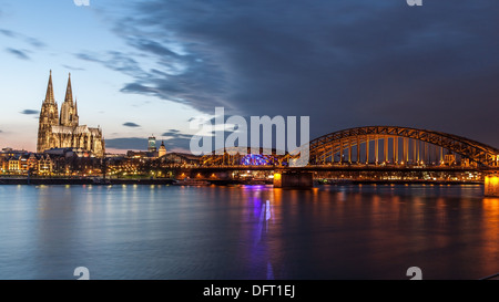 La cathédrale de Cologne et de Hohenzollern bridge at Dusk Banque D'Images