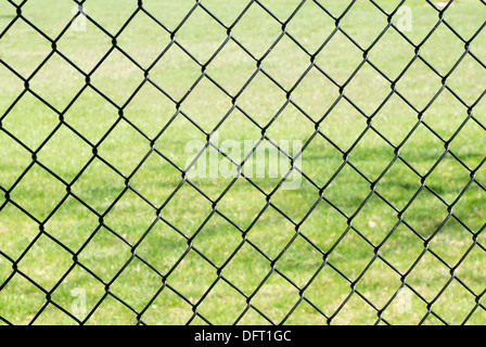 Grillage noir contre un trouble lisse hors background, close-up Photo Stock  - Alamy