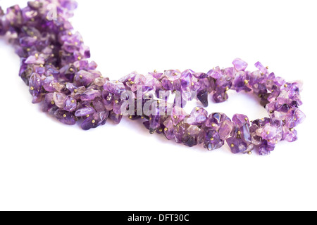 Collier améthyste isolé sur fond blanc. Banque D'Images