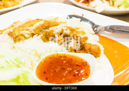 Le riz cuit à la vapeur avec le bouillon de poulet,Thai Food Banque D'Images