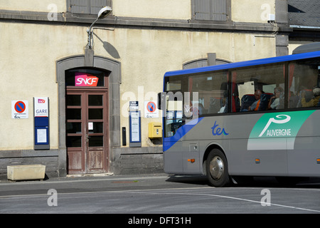 Bus de Ter SNCF avant la gare, Laqueille, Puy-de-Dôme, Auvergne, massif-Central, France Banque D'Images