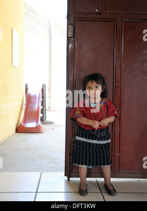 Une fille guatémaltèque avec des vêtements traditionnels à Tierra Linda, Solola, Guatemala. Banque D'Images