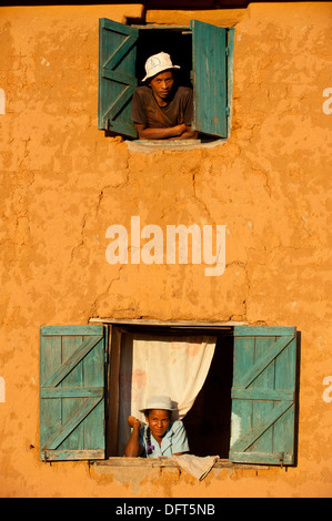 MADAGASCAR Morarano , maisons d'argile dans village Banque D'Images