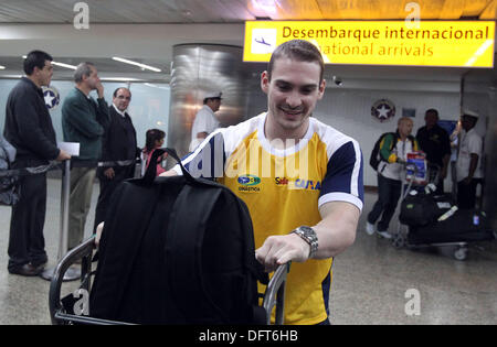 Sao Paulo, Brésil. 8 octobre 2013. Après avoir remporté la médaille d'or dans le championnat du monde de gymnastique artistique, qui s'est tenue à Anvers, Belgique, la gymnaste Arthur brésilien Zanetti a atterri à l'Aéroport International de Guarulhos, région métropolitaine de Sao Paulo, Brésil, le 8 octobre 2013. PHOTO : WERTHER SANTANA/CONTUEUDO ESTADAO/dpa/Alamy Live News Banque D'Images