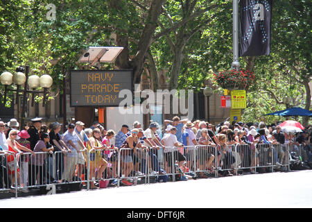 Sydney, Australie. 9 octobre 2013. Des foules de gens attendent le long de la rue George pour la parade des marines pour commencer. Un signe 'informe' défilé aujourd'hui la Marine. Crédit : Copyright 2013 Richard Milnes. Alamy Live News. Banque D'Images