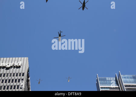 Sydney, Australie. 9 octobre 2013. Les hélicoptères de la Marine royale australienne fly sur George Street dans le centre de Sydney, au cours de la parade des marines comme le soleil brille sur un jour chaud. Banque D'Images