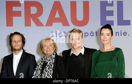 Berlin, Allemagne. 05Th Oct, 2013. August Diehl acteurs (L-R), Ruth-Maria Kubitschek, Matthias Schweighoefer et Anna Bederke arrivent à la première du film 'Frau Ella' à Berlin, Allemagne, 08 octobre 2013. La comédie vient à cinémas allemands le 17 octobre 2013. Photo : BRITTA PEDERSEN/dpa/Alamy Live News Banque D'Images