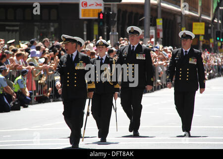 Sydney, Australie. 9 octobre 2013. L'avant de la parade des marines, le long de la rue George, Sydney dans le cadre de la Revue internationale de la flotte. Crédit : Copyright 2013 Richard Milnes. Alamy Live News. Banque D'Images