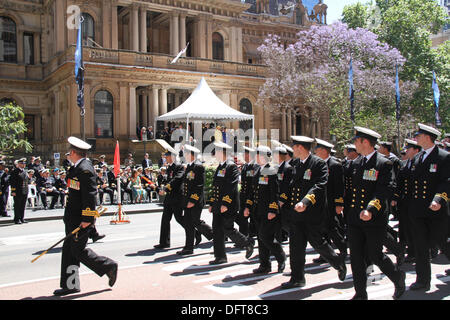 Sydney, Australie. 9 octobre 2013. Les membres de la Marine royale australienne de l'HMAS Darwin, depuis mars Sydney Town Hall et l'agent chargé de l'examen Son Excellence l'Honorable Quentin Bryce AC CVO, Gouverneur général du Commonwealth de l'Australie (jaune). Crédit : Copyright 2013 Richard Milnes. Alamy Live News. Banque D'Images