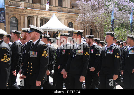 Sydney, Australie. 9 octobre 2013. Les membres de la Marine royale australienne de l'HMAS Darwin, depuis mars Sydney Town Hall et l'agent chargé de l'examen Son Excellence l'Honorable Quentin Bryce AC CVO, Gouverneur général du Commonwealth de l'Australie (jaune). Crédit : Copyright 2013 Richard Milnes. Alamy Live News. Banque D'Images