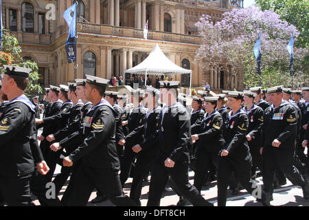 Sydney, Australie. 9 octobre 2013. Les membres de la Marine royale australienne de l'HMAS Darwin, depuis mars Sydney Town Hall et l'agent chargé de l'examen Son Excellence l'Honorable Quentin Bryce AC CVO, Gouverneur général du Commonwealth de l'Australie (jaune). Crédit : Copyright 2013 Richard Milnes. Alamy Live News. Banque D'Images