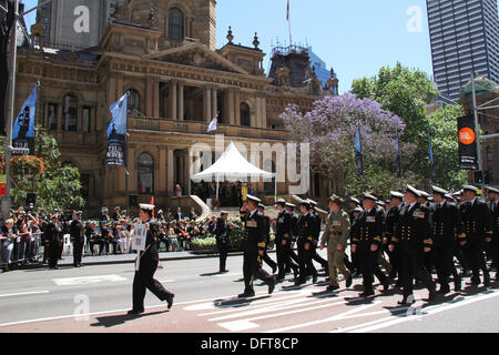 Sydney, Australie. 9 octobre 2013. Les membres de la Marine royale australienne depuis mars Sydney Town Hall et l'agent chargé de l'examen Son Excellence l'Honorable Quentin Bryce AC CVO, Gouverneur général du Commonwealth de l'Australie (jaune). Crédit : Copyright 2013 Richard Milnes. Alamy Live News. Banque D'Images