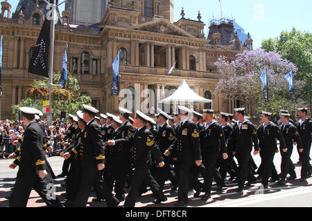 Sydney, Australie. 9 octobre 2013. Les membres de la Marine royale australienne depuis mars Sydney Town Hall et l'agent chargé de l'examen Son Excellence l'Honorable Quentin Bryce AC CVO, Gouverneur général du Commonwealth de l'Australie (jaune). Crédit : Copyright 2013 Richard Milnes. Alamy Live News. Banque D'Images