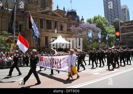 Sydney, Australie. 9 octobre 2013. L'Indonesian depuis mars Sydney Town Hall pendant la parade des marines. Crédit : Copyright 2013 Richard Milnes. Alamy Live News. Banque D'Images