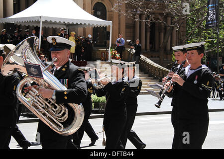 Sydney, Australie. 9 octobre 2013. La Marine royale australienne de parades au sud le long de la rue George, Sydney en direction de l'hôtel de ville pendant la parade des marines. Crédit : Copyright 2013 Richard Milnes. Alamy Live News. Banque D'Images