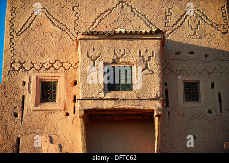 Extérieur de la Kasbah de Taourirt de brique de boue, Ouarzazate, Maroc, construit par Pacha Glaoui. Site du patrimoine mondial de l'Unesco Banque D'Images