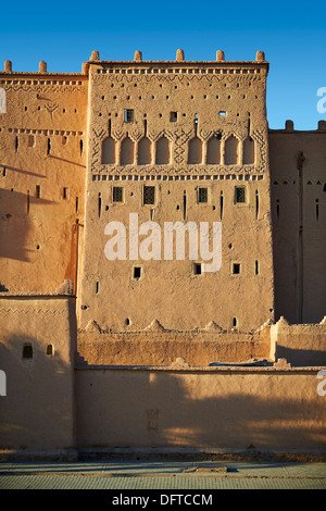 Extérieur de la Kasbah de Taourirt de brique de boue, Ouarzazate, Maroc, construit par Pacha Glaoui. Site du patrimoine mondial de l'Unesco Banque D'Images