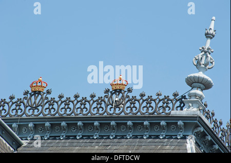 Toit avec ornements décoratifs et couronnes en or à Amsterdam, Pays-Bas le 23 juin 2010 Banque D'Images