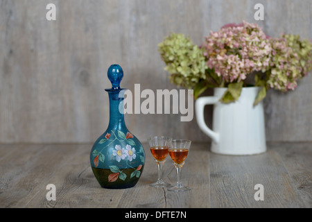 Carafe ancienne avec deux petits verres à liqueur Banque D'Images