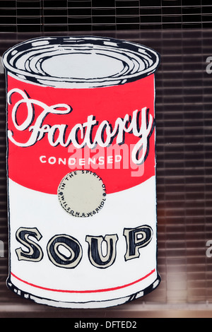 Pop-art Andy Warhol affiche dans la fenêtre. Banque D'Images