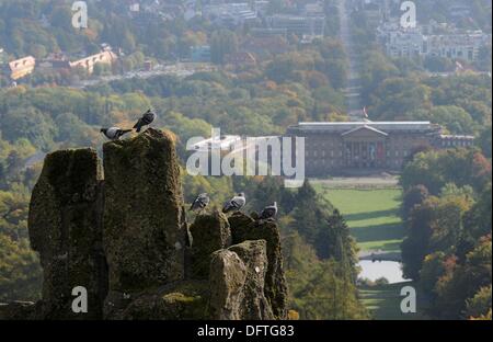 Kassel, Allemagne. 07Th Oct, 2013. Les pigeons s'asseoir sur les rochers de tuf de la cascade au-dessus et le Palais Wilhelmshöhe à Kassel Mountain Park, Allemagne, 07 octobre 2013. Le Mountain park et le dispositif de l'eau ont été déclarés Site du patrimoine mondial de l'UNESCO en juin 2013. Photo : Uwe Zucchi/dpa/Alamy Live News Banque D'Images