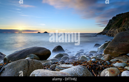 Porth Nanven cove également connu sous le nom de lit bébé Valley Beach près de St Just sur les terres de la péninsule de Cornouailles fin Banque D'Images