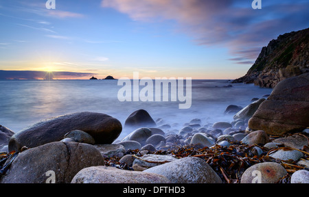 Porth Nanven cove également connu sous le nom de lit bébé Valley Beach près de St Just sur les terres de la péninsule de Cornouailles fin Banque D'Images