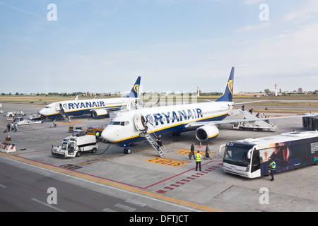 Les avions de Ryanair à l'aéroport de Bologne, Italie Banque D'Images