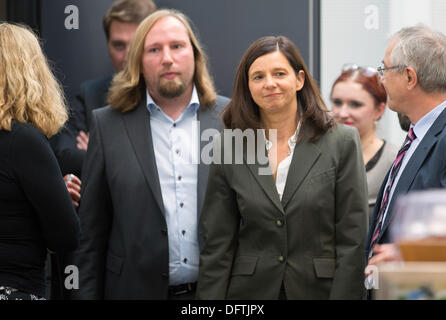 Berlin, Allemagne. 07Th Oct, 2013. Chairmpersons la nouvelle Alliance 90/Les Verts Les Verts, Katrin Goering-Eckardt et Anton Hofreiter arrivent à la réunion du conseil fédéral des Verts à Berlin, Allemagne, 07 octobre 2013. Photo : HANNIBAL/dpa/Alamy Live News Banque D'Images