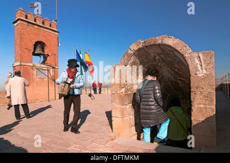 Le Vela Tower et les touristes, à l'Alhambra, Grenade, Andalousie, Espagne, Europe Banque D'Images