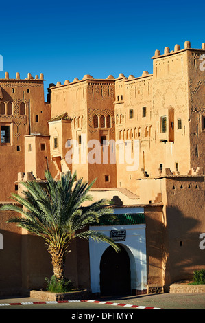 Extérieur de la Kasbah de Taourirt de brique de boue, Ouarzazate, Maroc, construit par Pacha Glaoui. Site du patrimoine mondial de l'Unesco Banque D'Images