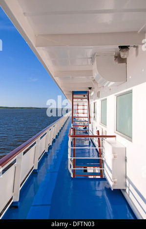 Croisières sur le Nord de la Russie. Pont du bateau touristique Banque D'Images