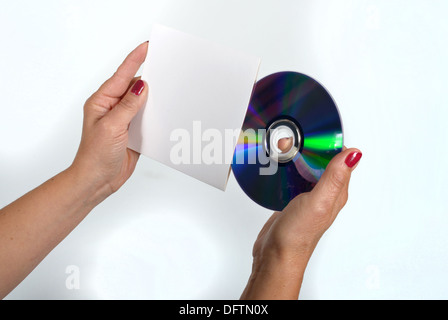 Jeune femme aimant un CD-ROM et sa pochette Banque D'Images