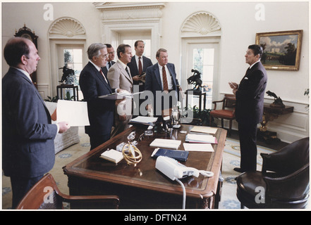 Une photographie du président Ronald Reagan et de son personnel de la Maison Blanche discutant de l'assassinat du président égyptien Anouar Sadate, marquant un moment important dans la politique étrangère américaine. Banque D'Images