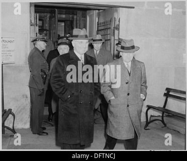 Photographie du président Truman et le secrétaire de l'intérieur Harold Ickes, avec d'autres, marcher à l'intérieur de l'État de Washington... 199300 Banque D'Images