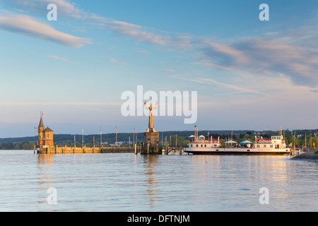 Entrée du port de constance avec la statue d'Imperia et de l'historique 'ferry' Constance, Constance, Bade-Wurtemberg, Allemagne Banque D'Images