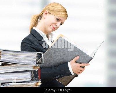 Young business woman reading dans un dossier Banque D'Images