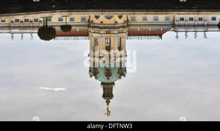 Berlin, Allemagne. 07Th Oct, 2013. Le château de Charlottenburg se reflète dans les eaux d'une fontaine à Berlin, Allemagne, 07 octobre 2013. Photo : Paul Zinken/dpa/Alamy Live News Banque D'Images