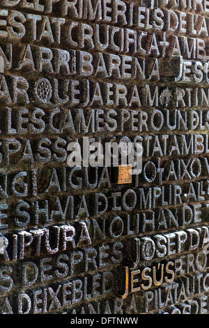 Inscription sur la porte d'entrée de la Sagrada Família, Temple Expiatori ou Basílica i de la Sagrada Família, basilique et Banque D'Images