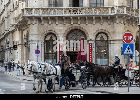 Fiaker traditionnelle, une calèche, en face de Cafe Central, Innere Stadt, Vienne, Vienne, Autriche l'État Banque D'Images